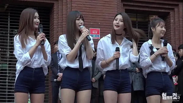 Velikih Official account [喵泡] South Korean women's group street four beauties with super long legs and shorts are sexy and tempting to dance skupaj videoposnetkov