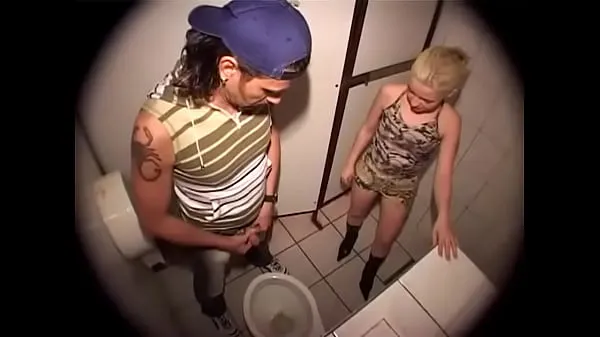 Velikih Pervertium - Young Piss Slut Loves Her Favorite Toilet skupaj videoposnetkov
