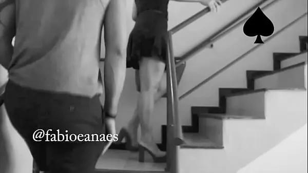 Grande Negão levantando a saia de minha esposa na subida de escada do motel ela estava sem calcinha total de vídeos