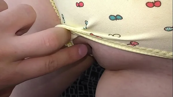 Grote REALLY! my friend's Daughter ask me to look at the pussy . First time takes a dick in hand and mouth ( Part 1 video's in totaal