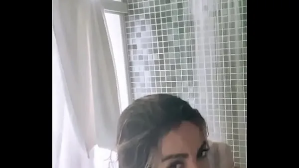 Stora Anitta leaks breasts while taking a shower videor totalt