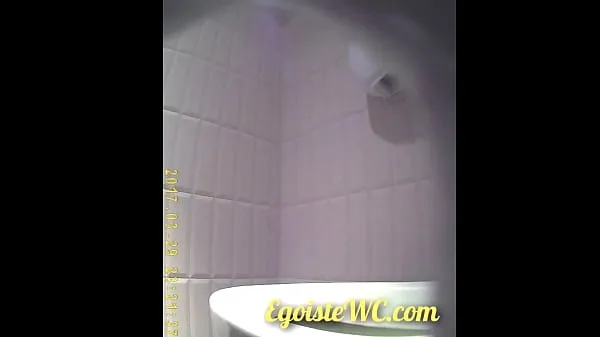 Grote Girls pee in the toilet and show their beautiful pussies video's in totaal