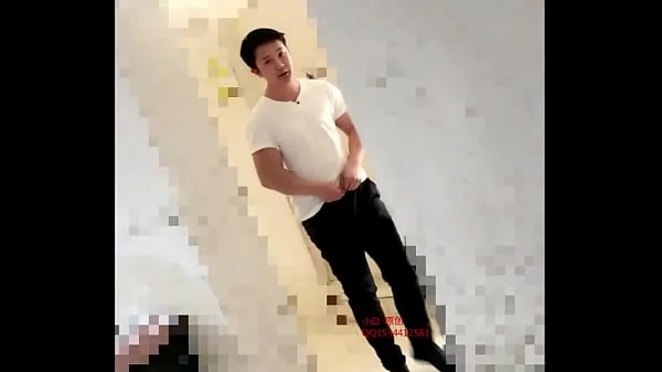 Grande Rapaz asiático gozando no banheiro total de vídeos
