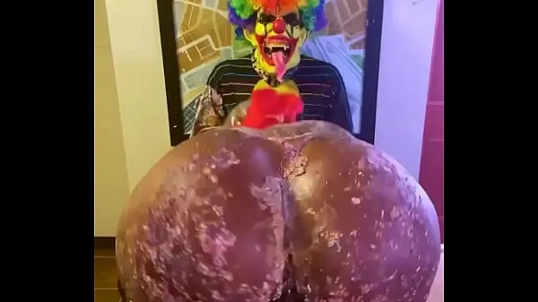 Store Victoria Cakes give Gibby The Clown a great birthday present videoer i alt