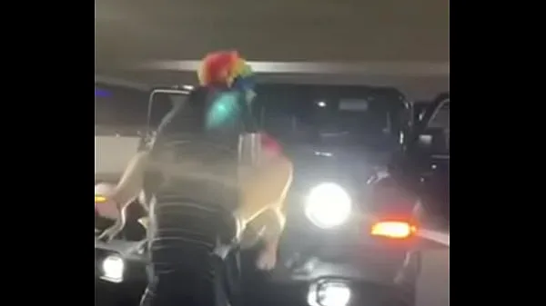 Veľký celkový počet videí: Pink hair whore gets pounded on jeep