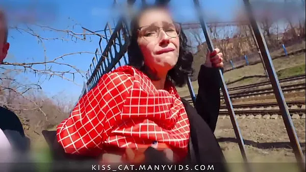 Gros Marchons dans la nature - Un agent public ramasse une étudiante russe pour une vraie baise en plein air / embrasse un chat 4k vidéos au total