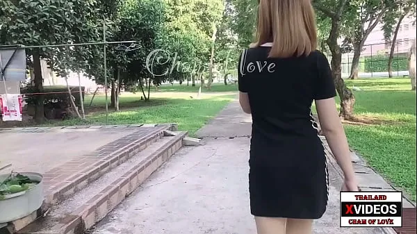 Velikih Thai girl showing her pussy outdoors skupaj videoposnetkov