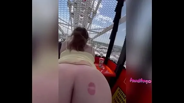 Grote Slut get fucks in public on the Ferris wheel video's in totaal