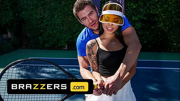 Grandes Xander Corvus) Massages (Gina Valentinas) Foot To Ease Her Pain They End Up Fucking - Brazzers vídeos en total