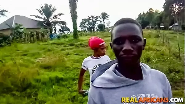大 African Amateur Teen Couple Having a Quick Hard Fuck 总共 影片