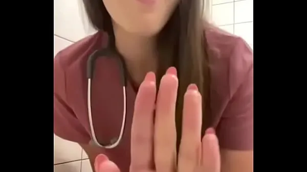 Velikih nurse masturbates in hospital bathroom skupaj videoposnetkov