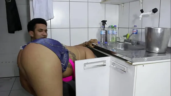 بڑے The cocky plumber stuck the pipe in the ass of the naughty rabetão. Victoria Dias and Mr Rola کل ویڈیوز