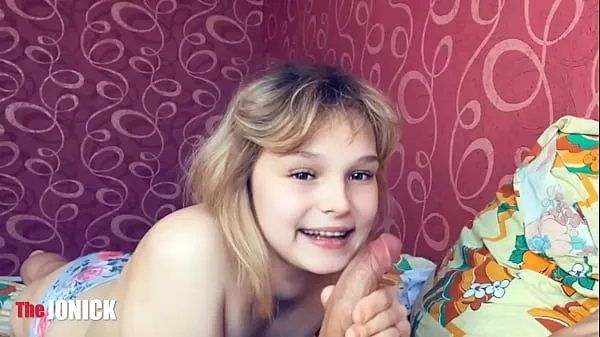 Velikih Naughty Stepdaughter gives blowjob to her / cum in mouth skupaj videoposnetkov