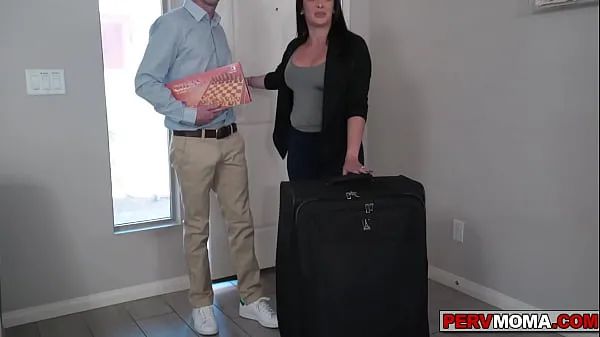 Grande Stepson getting a boner and his stepmom helps him out total de vídeos