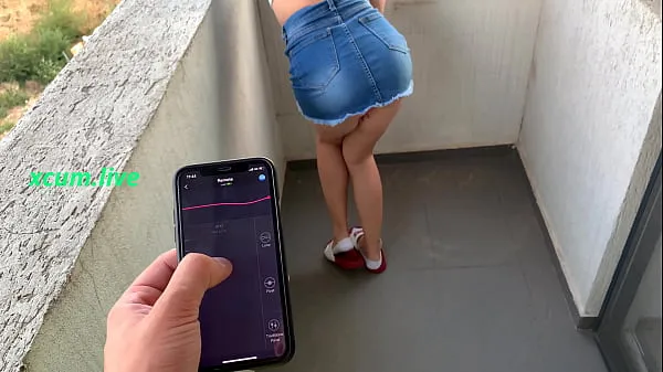 Büyük Controlling vibrator by step brother in public places toplam Video