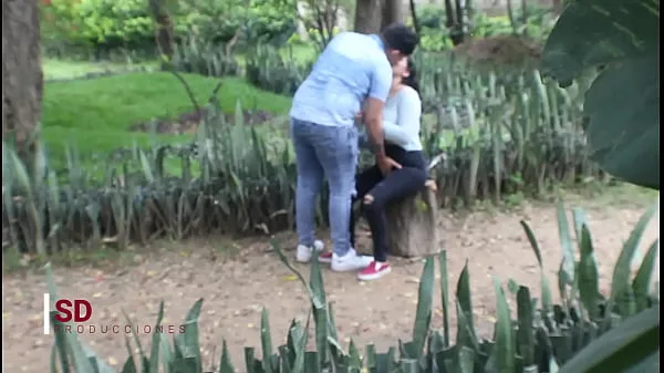 Store SPYING ON A COUPLE IN THE PUBLIC PARK videoer i alt