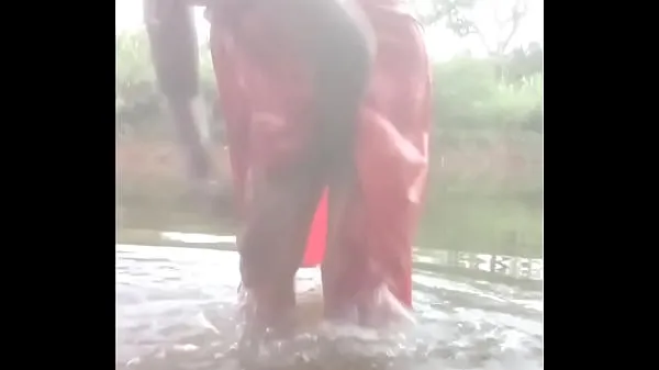 Duża Indian village desi aunty Topless Outdoor Bath with shakshi suma filmów