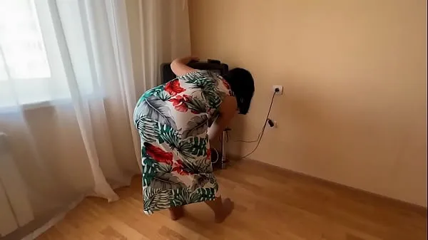 step Mom turned on the TV. Her big and elastic ass beckons to her son's sex Jumlah Video yang besar