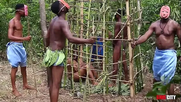 Somewhere in west Africa, on our annual festival, the king fucks the most beautiful maiden in the cage while his Queen and the guards are watching Jumlah Video yang besar