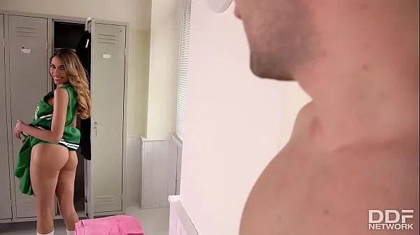إجمالي Deepthroat Cock Sucking in the Dressing Room with Hot Venezuelan Cheerleader Nicols مقاطع فيديو كبيرة