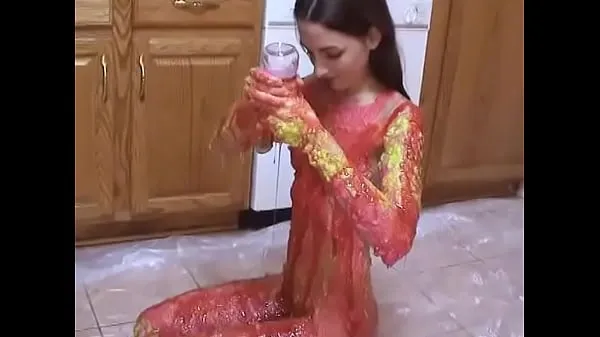 Μεγάλα Horny bitch in the kitchen is playing around in the food coloring and syrup συνολικά βίντεο