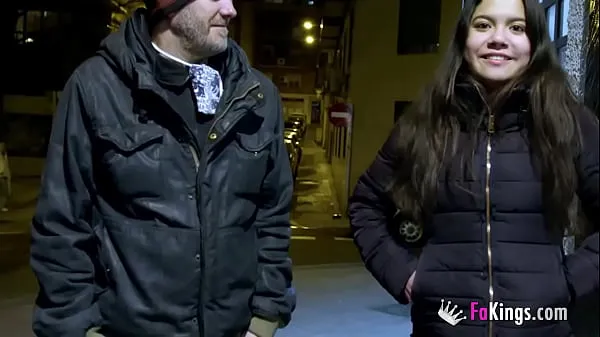 Große Verzweifeltes junges Frauenbaby wird auf der Straße von einem alten Mann abgeholt Videos insgesamt