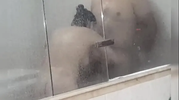 Veľký celkový počet videí: eating my partner's wet pussy in the bathtub gives a rich surprise blowjob