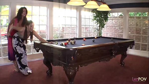 Store Teaching the cue stick holding technique ends up with the lesbian milf using her dildo on the brunette videoer totalt