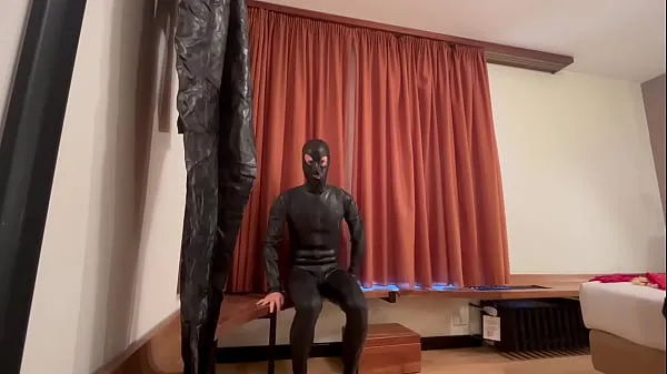 Store Latexitaly is wearing a very tight black latex catsuit videoer i alt