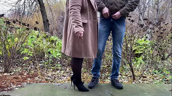 Velikih StepMother-in-law in leather skirt and heels holds son-in-law's dick while he pees skupaj videoposnetkov