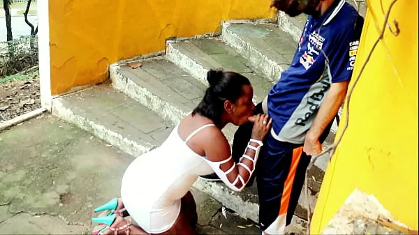He went to show off in the square and ended up giving a blowjob in public Total Video yang besar