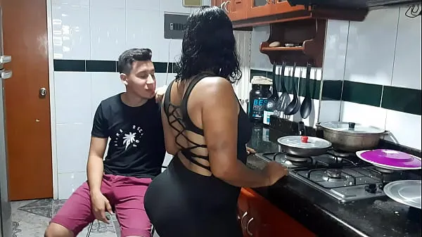 Stora My stepmother gets horny in the kitchen. what a rich pussy it has videor totalt