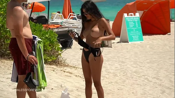 Velikih Huge boob hotwife at the beach skupaj videoposnetkov