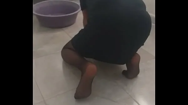 بڑے Sexy stepmother in hijab is cleaning house کل ویڈیوز
