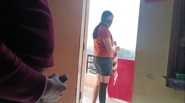 Tổng cộng Public Dick Flash Neighbor was surprised to see a guy jerking off but helped him XXX cum video lớn