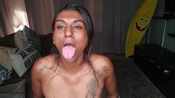 بڑے Desi sits on the couch drooling as she sticks out and wiggles her tongue around کل ویڈیوز