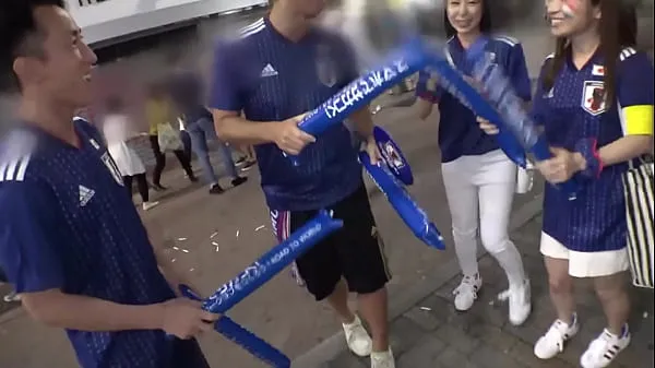 Stora Pick up a girl watching the World Cup! In the heat of the moment, he asked two beautiful model fans watching the game to come to his hotel for a sex orgy that culminated in a hardcore cumshot videor totalt