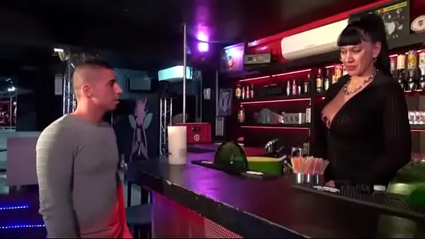 ใหญ่A huge boobed mature cougar barmaid hiring young people by getting banged and facializedวิดีโอทั้งหมด