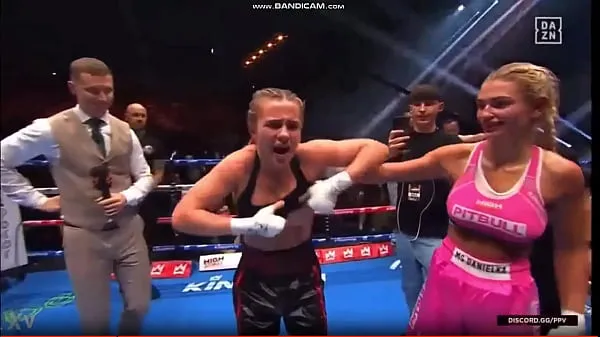 Grote Uncensored Daniella Hemsley Flashing after boxing Win video's in totaal