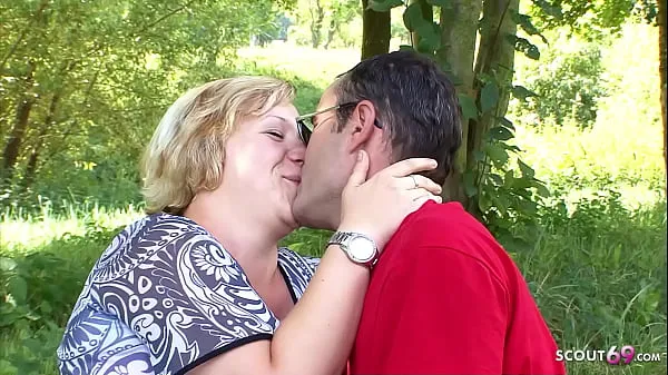Veľký celkový počet videí: German Curvy Wife seduce to Outdoor Cheating Sex with Stranger near Beach