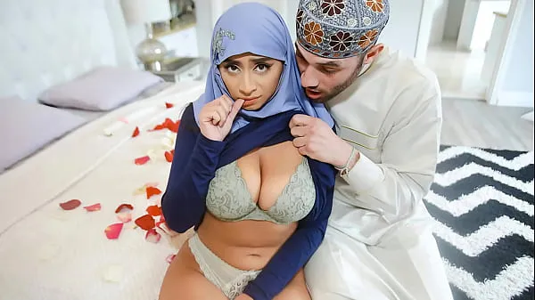 Velikih Arab Husband Trying to Impregnate His Hijab Wife - HijabLust skupaj videoposnetkov