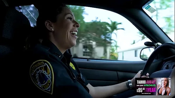Μεγάλα Nikki Brooks In StepMom Wants To Role Play As A Cop and Have Sex On My Bed συνολικά βίντεο