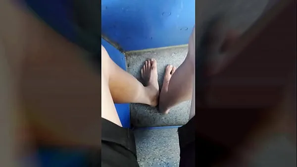 Velikih Twink walking barefoot on the road and still no shoe in a tram to the city skupaj videoposnetkov