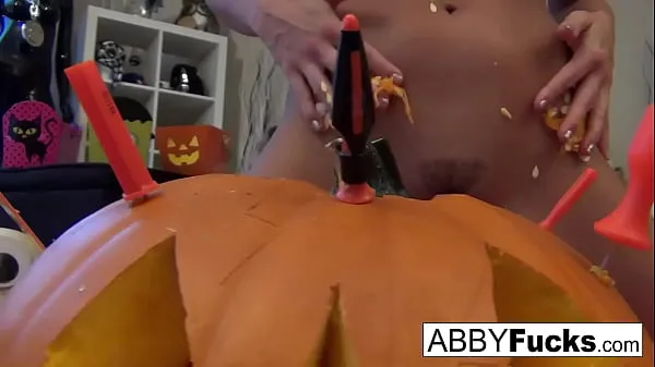Veľký celkový počet videí: Abigail carves a pumpkin then plays with herself