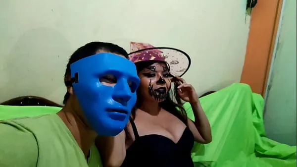 Stora dirty fat sorceress appears on halloween to seduce her masked stepbrother, the woman asks him to touch her tits and vagina to get excited like a horny slutty witch. HOMEMADE PORN ON HALLOWEEN videor totalt