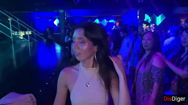 大 Horny girl agreed to sex in a nightclub in the toilet 总共 影片