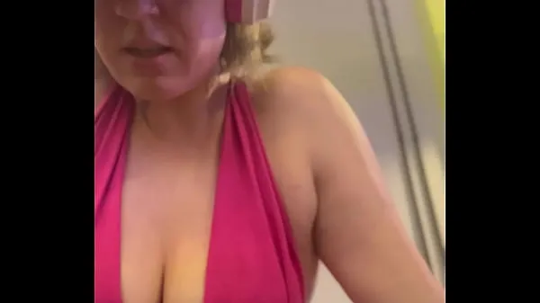 Wow, my training at the gym left me very sweaty and even my pussy leaked, I was embarrassed because I was so horny Total Video yang besar