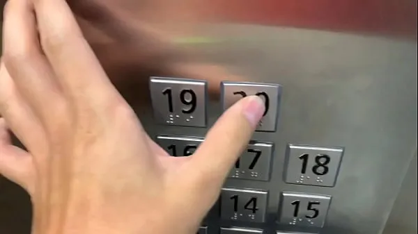 Große Sex in der Öffentlichkeit, im Aufzug mit einem Fremden und sie erwischen uns Videos insgesamt