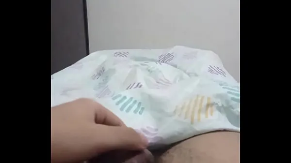 إجمالي Me orino sobre mi cama con mi pequeño pene flácido مقاطع فيديو كبيرة