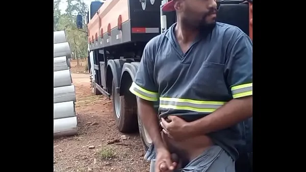 Duża Worker Masturbating on Construction Site Hidden Behind the Company Truck suma filmów